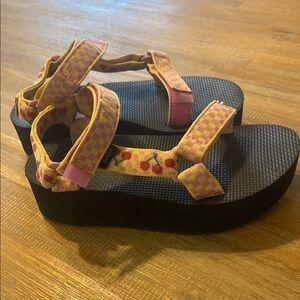 Colorful Platform Sandals tevas cherries size 6 “ flat form universal “